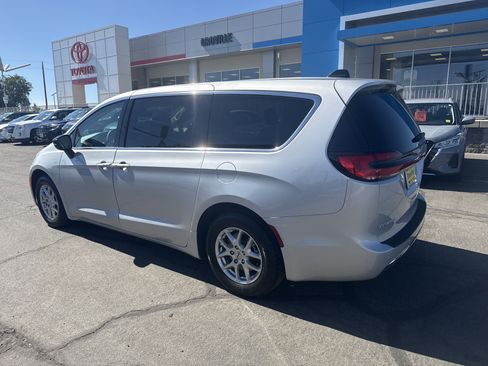Used 2024 Chrysler Pacifica Touring-L FWD image 3