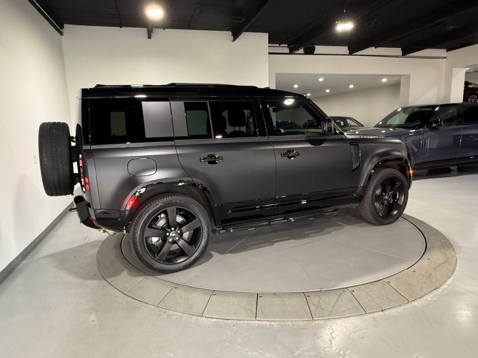 Used 2025 Land Rover Defender 110 X-Dynamic SE AWD/4WD image 9