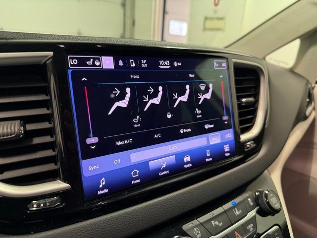 Used 2022 Chrysler Pacifica Touring-L FWD image 19