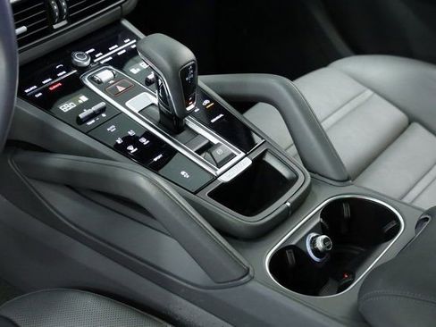 Used 2022 Porsche Cayenne Platinum Edition image 30