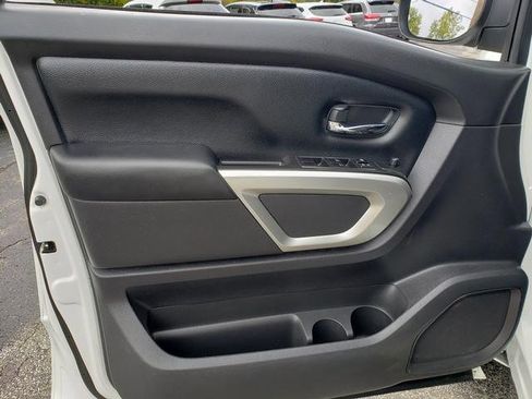 Used 2022 Nissan Titan SV image 10