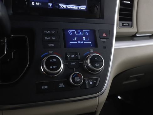 Used 2017 Toyota Sienna LE image 25