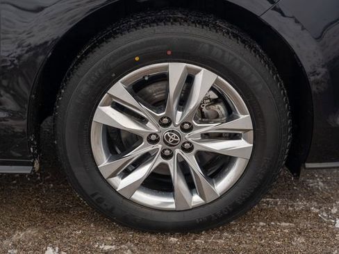 Used 2022 Toyota Sienna XLE Woodland Edition image 11