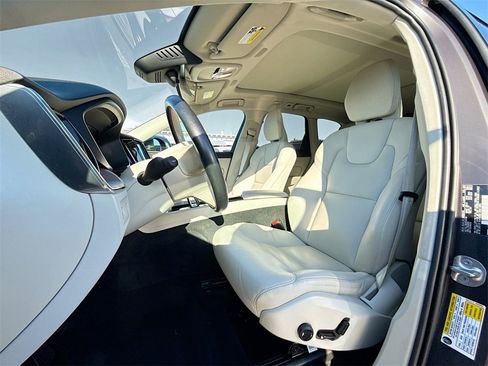 Used 2022 Volvo XC60 B5 Momentum image 23