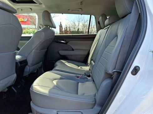 Used 2023 Toyota Highlander XLE image 10