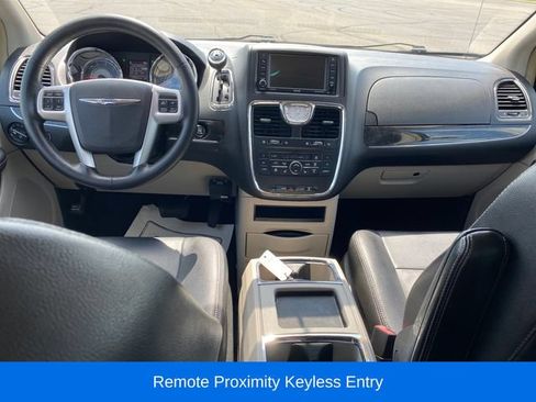 Used 2015 Chrysler Town & Country Touring w/ Driver Convenience Group FWD image 5