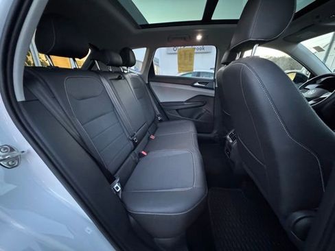 Certified 2024 Volkswagen Taos SE w/ Panoramic Sunroof Package image 22