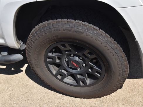 Used 2022 Toyota 4Runner SR5 Premium w/ Moonroof Package RWD image 9