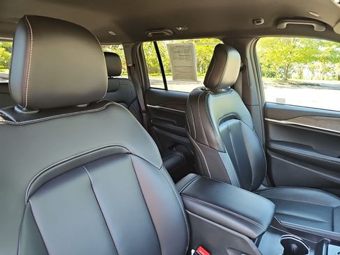 Used 2025 Jeep Grand Cherokee Limited AWD/4WD image 11