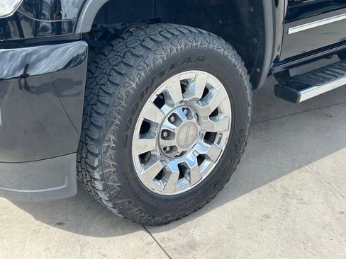 Used 2018 GMC Sierra 2500 Denali w/ Duramax Plus Package AWD/4WD image 9