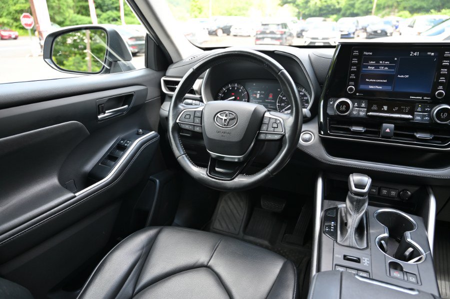 Used 2021 Toyota Highlander XLE AWD/4WD image 12