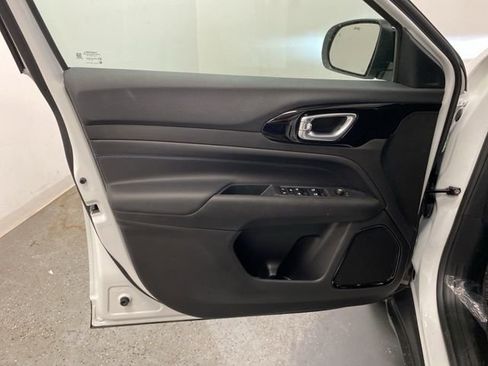 Used 2026 Jeep Compass Latitude image 19