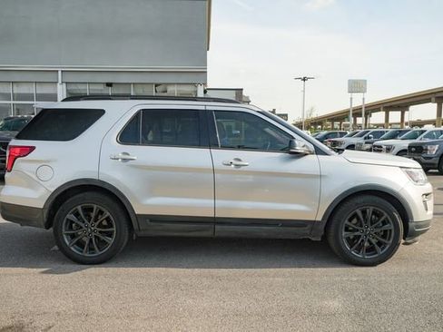 Used 2018 Ford Explorer XLT w/ Equipment Group 202A image 4