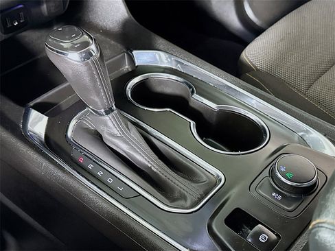 Used 2020 Chevrolet Traverse LT image 14