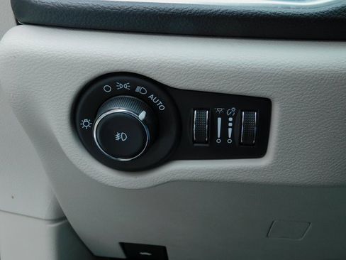 Used 2023 Chrysler Pacifica Limited image 38