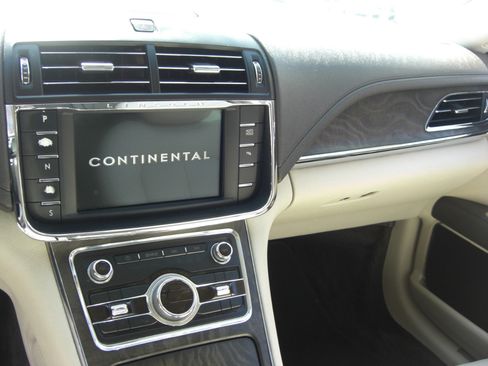 Used 2017 Lincoln Continental Premiere image 11