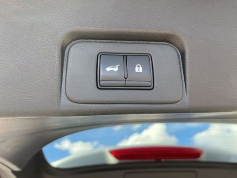 Used 2025 Nissan Rogue SV image 11