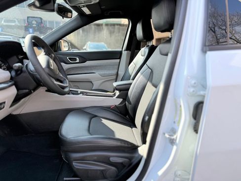 Used 2024 Jeep Compass Latitude image 13