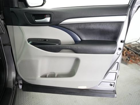 Used 2017 Toyota Highlander XLE AWD/4WD image 56