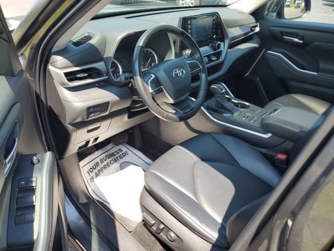 Used 2022 Toyota Highlander XLE AWD/4WD image 12