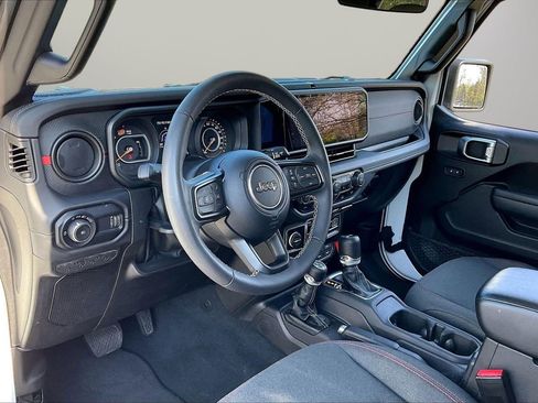 Certified 2025 Jeep Wrangler Unlimited Rubicon w/ Convenience Group image 19