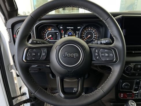 Used 2025 Jeep Wrangler Unlimited Rubicon AWD/4WD image 15