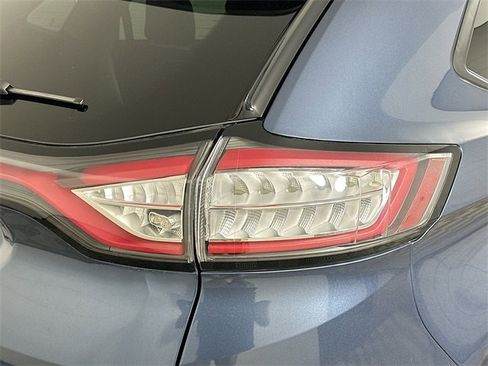 Used 2018 Ford Edge SE image 24