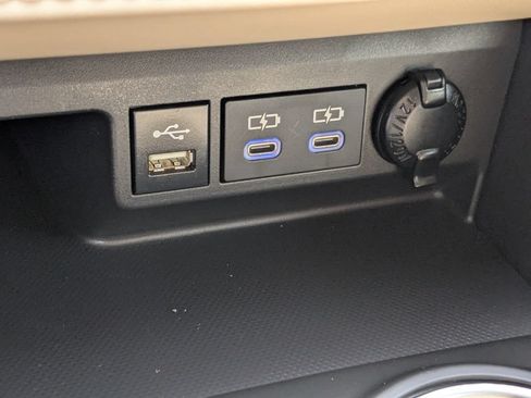 Used 2022 Toyota Highlander XLE FWD image 20