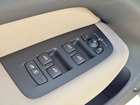Used 2026 Volvo XC60 T8 Plus w/ Climate Package PRO AWD/4WD image 11