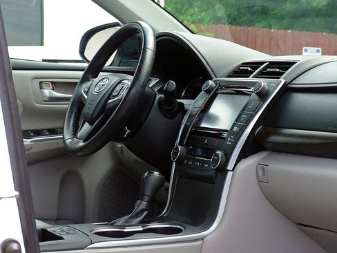 Used 2015 Toyota Camry XLE w/ Moonroof Package FWD image 37