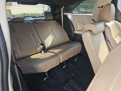 Used 2022 Toyota Sienna XLE w/ XLE Plus Package FWD image 18