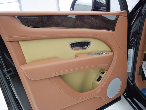 Used 2024 Bentley Bentayga image 40