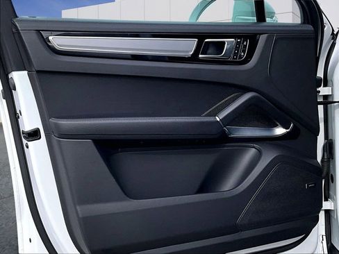 Used 2023 Porsche Cayenne Turbo image 19