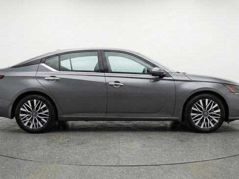Used 2025 Nissan Altima 2.5 SV image 11