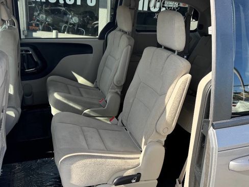 Used 2016 Dodge Grand Caravan SXT w/ UConnect Hands-Free Group image 12