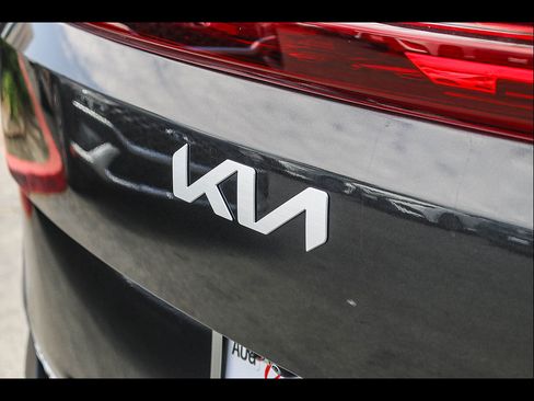 Used 2025 Kia Carnival EX FWD image 13