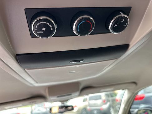 Used 2016 Chrysler Town & Country Touring w/ Driver Convenience Group image 14