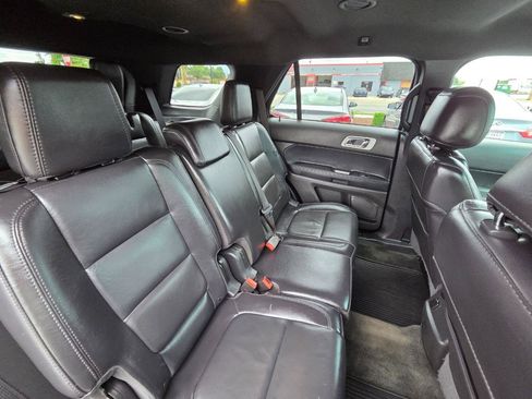 Used 2014 Ford Explorer XLT w/ Equipment Group 202A FWD image 18