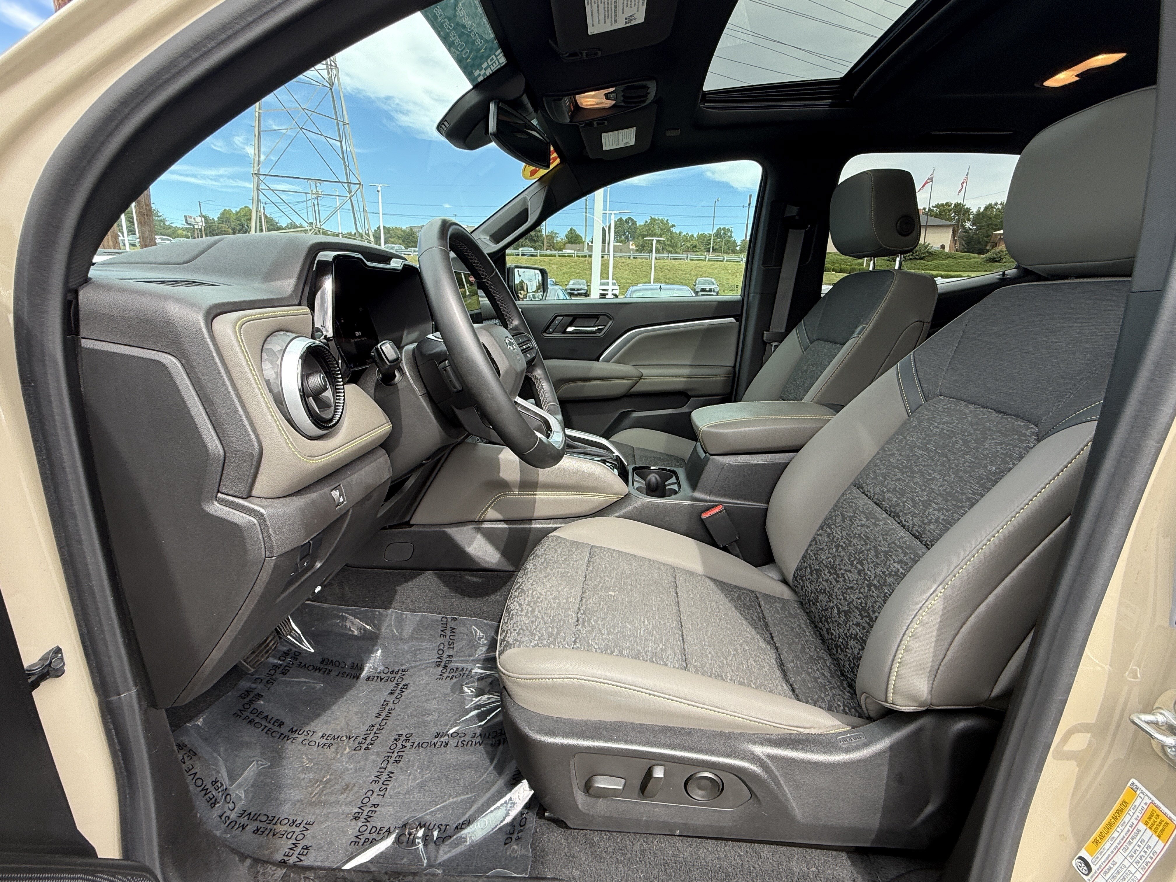 Used 2024 Chevrolet Colorado ZR2 w/ Technology Package AWD/4WD image 18
