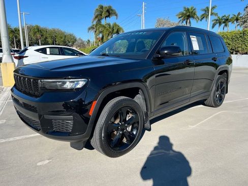 Used 2023 Jeep Grand Cherokee L Laredo image 3