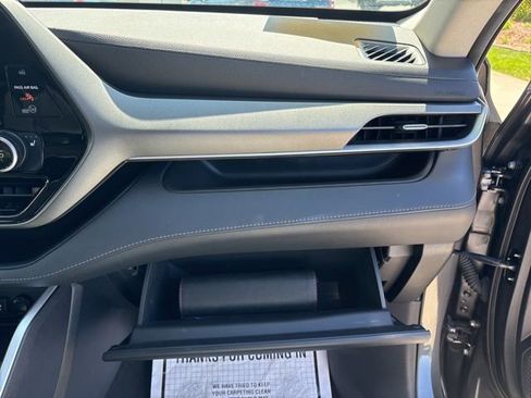 Used 2021 Toyota Highlander XLE AWD/4WD image 36