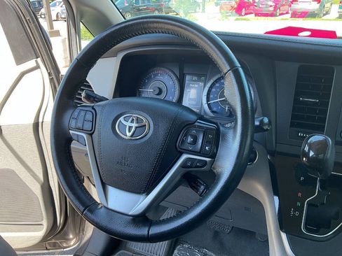 Used 2020 Toyota Sienna XLE Premium w/ Carpet Mat Package FWD image 18