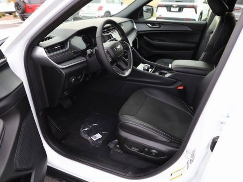 New 2025 Jeep Grand Cherokee Altitude image 10