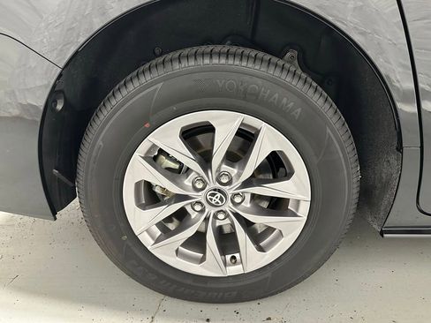 Used 2025 Toyota Sienna XLE image 70