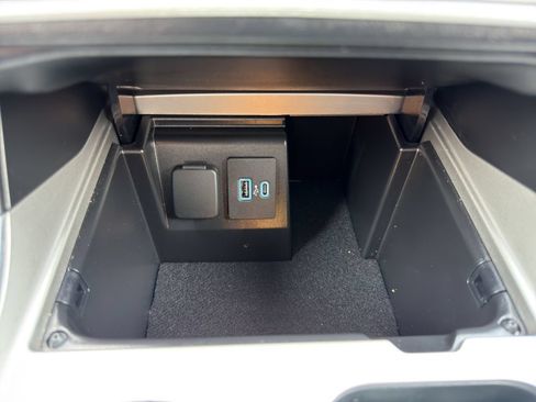 Used 2024 Ford Explorer XLT w/ Equipment Group 202A AWD/4WD image 25