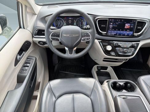 Used 2024 Chrysler Pacifica Touring-L FWD image 26