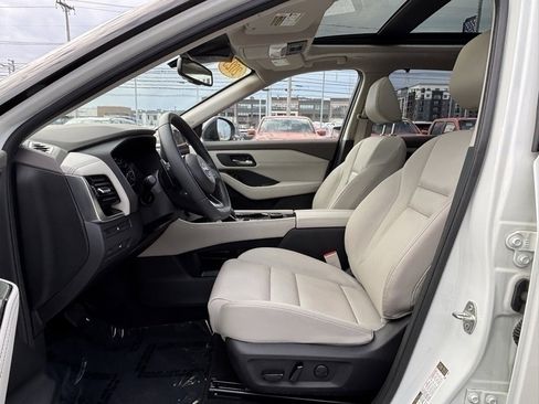 Used 2023 Nissan Rogue SL w/ SL Premium Package image 10