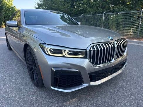 Used 2022 BMW 740i w/ M Sport Package RWD image 3