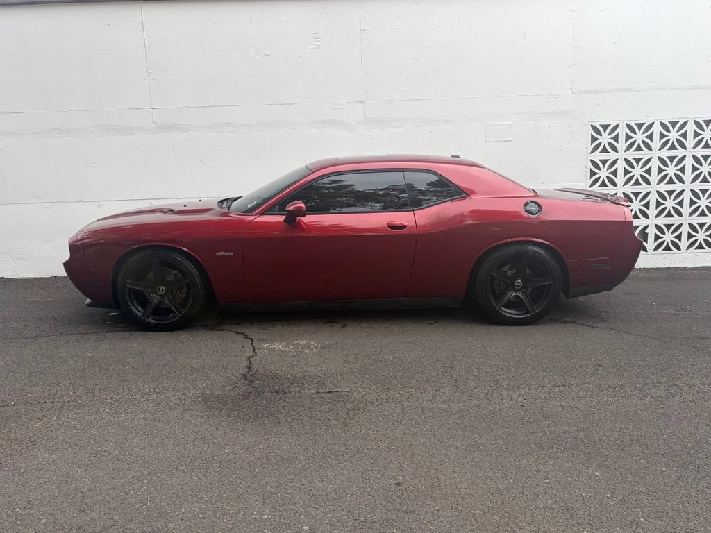 Used 2014 Dodge Challenger SXT RWD image 2