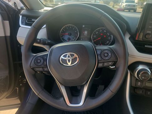 Used 2022 Toyota RAV4 XLE Premium image 16